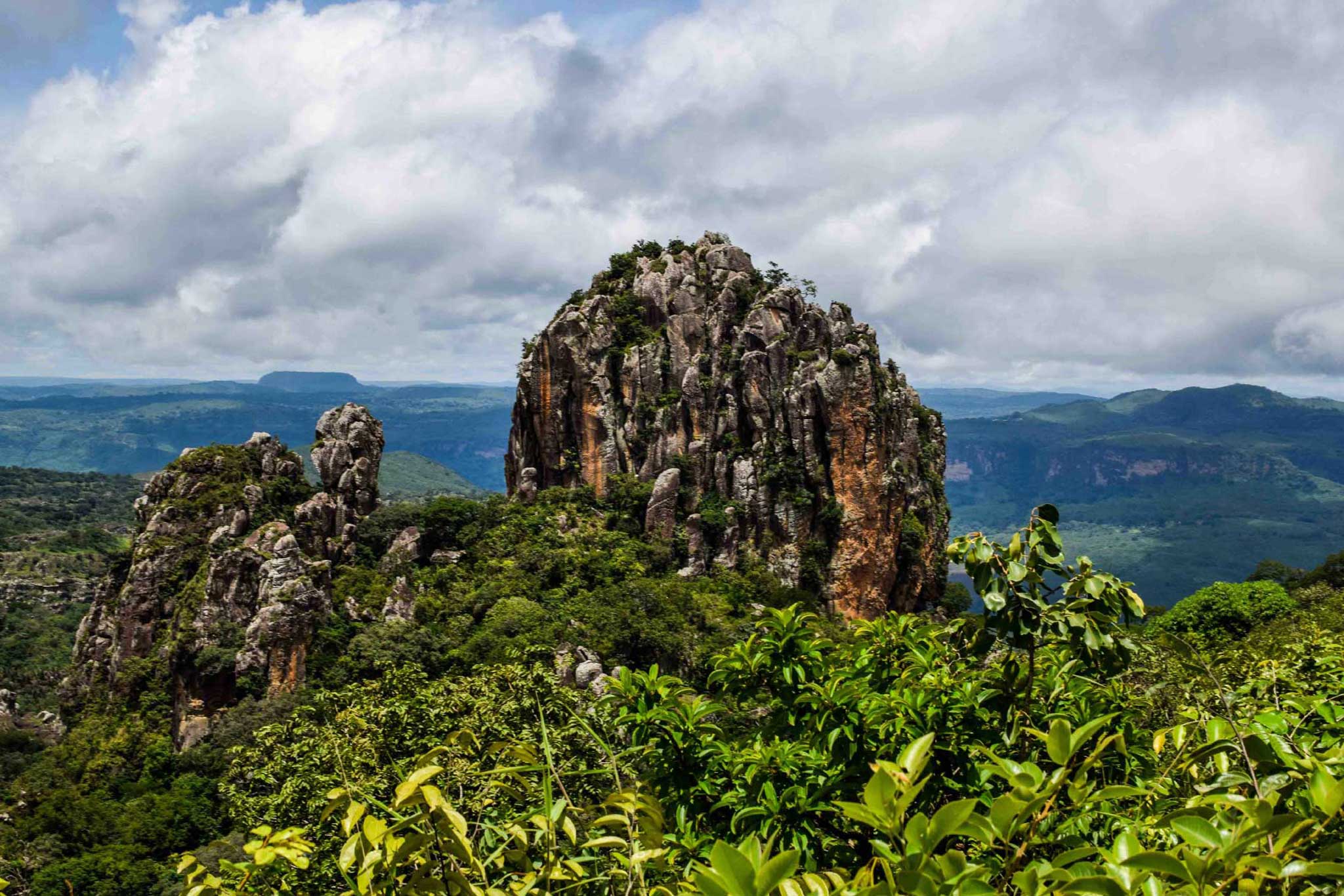 Pita-donghol-touma-falaise-de-doucky-guinee-miranass-tourisme-landscape